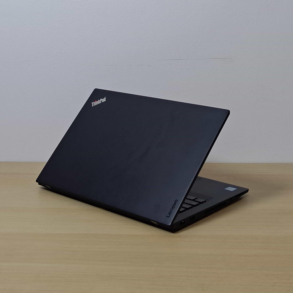 Lenovo Thinkpad T470s Belakang Kanan Butik Laptop